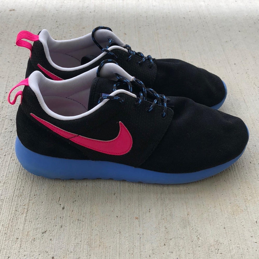 💗 Women’s NIKE Rosherun Size-8.5💗
